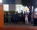 Thầy thuốc Bệnh viện C Đà Nẵng vẫy tay mừng vui sau khi lệnh gỡ phong tỏa có hiệu lực