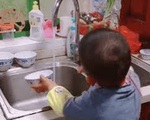 Từ miếng mút tạo bọt mẹ trẻ dạy con cách chơi đùa với chén bát và rửa bát thật sạch để ngon cơm