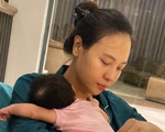 Cường Đô La hạnh phúc khoe khoảnh khắc bà xã Đàm Thu Trang chăm con gái, mặt mộc của mẹ bỉm gây bất ngờ