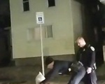 Bị cảnh sát trùm đầu và ghì xuống đường, người da đen tử vong