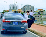 Quảng Bình lên tiếng về lý do 4 xe biển xanh dừng trên cầu Nhật Lệ chụp ảnh