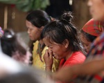 Tiếng khóc gây ám ảnh trong lễ tang cháu bé tử vong do cổng trường đổ ở Lào Cai