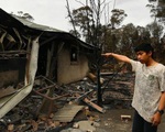 Về nhà nhìn thấy cảnh tan hoang, cậu bé bị sốc vì không còn nơi để ở trong thảm họa cháy rừng ở Úc