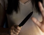 Đang ở nhà một mình thì bị gã hàng xóm đột nhập vào nhà cưỡng hiếp, người phụ nữ cầm dao làm bếp cắt luôn &apos;của quý&apos; của người đàn ông