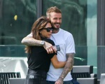 Ở tuổi U50 David Beckham vẫn khóa môi bà xã giữa nơi công cộng, tình tứ chẳng thua kém gì con trai và bạn gái