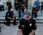 Cảnh sát Mỹ quỳ gối cùng người biểu tình