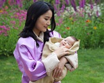 Hoàng hậu &apos;vạn người mê&apos; Bhutan chính thức công bố hình ảnh con trai thứ 2 mới sinh khiến dân mạng xuýt xoa