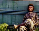 Bức ảnh chàng trai gầy gò chỉ còn 30kg ngồi trước xe buýt cũ và hành trình hoang dã dẫn đến cái chết thảm gây tranh cãi hàng chục năm