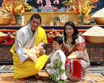 Vợ chồng Hoàng hậu &apos;vạn người mê&apos; Bhutan chính thức công bố tên con trai thứ 2 và loạt ảnh hiện tại của đứa trẻ khiến dân mạng xuýt xoa