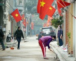 Hà Nội: Người dân trong khu cách ly dọn dẹp đường phố, sẵn sàng... đón Tết sớm