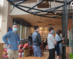 Đi uống cà phê, hàng trăm người ở Hà Nội bị xử phạt vì không đeo khẩu trang, cố tình mở cửa hàng kinh doanh