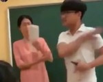 X&ocirc;n xao nam sinh x&ocirc;ng l&ecirc;n bục giảng t&aacute;t gi&aacute;o vi&ecirc;n:'T&ocirc;i đau l&ograve;ng như bị t&aacute;t'
