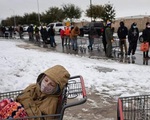 Hình ảnh người dân Texas oằn mình trong bão tuyết kỷ lục, đồ đạc trong nhà đóng băng, người dân chết vì mất điện