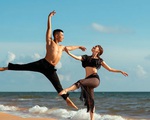 Khánh Thi và chồng kém 12 tuổi khiêu vũ trên bờ biển
