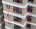 Thót tim clip bé gái 3 tuổi ở Hà Nội lơ lửng bên ngoài lan can chung cư tầng 13