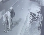 Nam thanh niên dùng xẻng đánh, đạp người phụ nữ trẻ sau va chạm giao thông