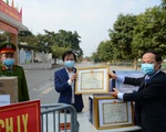 6 cán bộ, giáo viên Trường Tiểu học Xuân Phương nhận giấy khen trong phòng chống dịch COVID-19