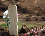 Nhân viên nghĩa trang bị &quot;chôn sống&quot; khi đang hăng say đào huyệt