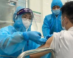 Ngày đầu chiến dịch, 377 cán bộ, nhân viên y tế được tiêm vaccine COVID-19 an toàn