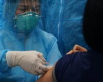 Giây phút đặc biệt của nữ điều dưỡng được tiêm vaccine COVID-19 đầu tiên ở Hà Nội