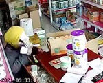 Màn dàn cảnh trộm tiền giữa ban ngày ở cửa hàng bách hóa của 2 gã đàn ông và 1 phụ nữ