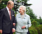 Hành động khẳng định 'tôi vẫn ổn' của Nữ hoàng Anh sau khi chồng mất khiến dân chúng nể phục