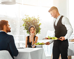 Nghĩ là giúp nhân viên đỡ việc nhưng việc tự dọn bàn ăn khiến bạn mắc vào điều tối kị khi đi ăn nhà hàng