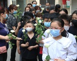 Bạn học mang hoa hồng trắng tiễn biệt bé gái 10 tuổi tử vong trong vụ cháy kinh hoàng ở Hà Nội