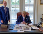 Vật đáng chú ý trên bàn làm việc mới của ông Trump