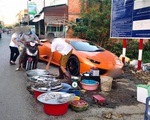 Xôn xao hình ảnh người đàn ông mang siêu xe Lamborghini đắt giá đi bán cá lề đường