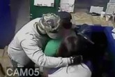 Tên cướp xin lỗi, ôm hôn và cho tiền nạn nhân Tên cướp xin lỗi, ôm hôn và cho tiền nạn nhân