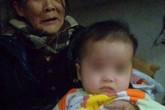 Mẹ bỏ đi, bé 5 tháng ăn bột trộn tro bà nấu Mẹ bỏ đi, bé 5 tháng ăn bột trộn tro bà nấu