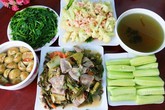 Bữa cơm chưa đến 100 nghìn đồng cho 4 người Bữa cơm chưa đến 100 nghìn đồng cho 4 người