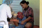Ánh mắt mòn mỏi của đứa bé bị lột da đầu vì tai nạn Ánh mắt mòn mỏi của đứa bé bị lột da đầu vì tai nạn