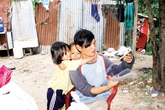 Trải lòng của ông bố sống cùng hai con gái ở vỉa hè: Ngán lắm rồi, cả giang hồ lẫn đàn bà Trải lòng của ông bố sống cùng hai con gái ở vỉa hè: Ngán lắm rồi, cả giang hồ lẫn đàn bà