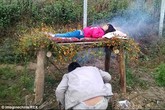 Không có tiền phẫu thuật, cha xông khói chữa bệnh cho con gái Không có tiền phẫu thuật, cha xông khói chữa bệnh cho con gái