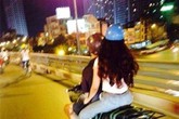 Cặp đôi hạnh phúc trên xe máy cà tàng lay động dân mạng Cặp đôi hạnh phúc trên xe máy cà tàng lay động dân mạng
