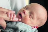 Bé được sinh ra từ tử cung của bà ngoại Bé được sinh ra từ tử cung của bà ngoại