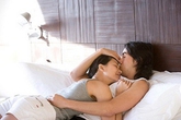 Chết đứng khi thấy chồng ôm ấp em họ trên giường Chết đứng khi thấy chồng ôm ấp em họ trên giường
