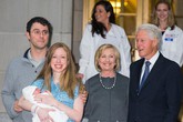 Gia đình cựu tổng thống Mỹ Bill Clinton đón cháu ngoại về nhà Gia đình cựu tổng thống Mỹ Bill Clinton đón cháu ngoại về nhà