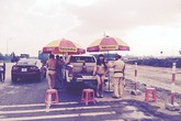 "Cô gái lột váy trước mặt cảnh sát để khoe cơ thể" "Cô gái lột váy trước mặt cảnh sát để khoe cơ thể"