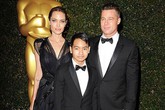 Con gái Jolie mách mẹ chuyện anh cả hôn bạn gái Con gái Jolie mách mẹ chuyện anh cả hôn bạn gái