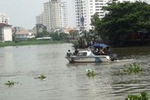 Mẹ chết lặng đứng ngóng tin con mất tích dưới sông Sài Gòn Mẹ chết lặng đứng ngóng tin con mất tích dưới sông Sài Gòn