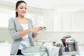 Những thói quen xấu gây hại cho đôi tay phụ nữ Những thói quen xấu gây hại cho đôi tay phụ nữ