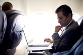 "Ngã ngửa" vì mất gần 1.200 USD chỉ để đọc email trên máy bay "Ngã ngửa" vì mất gần 1.200 USD chỉ để đọc email trên máy bay
