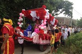 Nhà gái "đứng hình" khi chú rể đưa xe ngựa rước dâu Nhà gái "đứng hình" khi chú rể đưa xe ngựa rước dâu