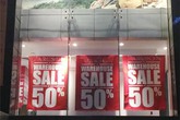 'Sale off 50%': Khách ngắm cho vui, ế vẫn hoàn ế 'Sale off 50%': Khách ngắm cho vui, ế vẫn hoàn ế