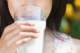 Uống quá nhiều sữa tăng gấp đôi nguy cơ chết sớm Uống quá nhiều sữa tăng gấp đôi nguy cơ chết sớm