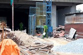 Thang máy đứt cáp rơi từ tầng 4, một người nguy kịch Thang máy đứt cáp rơi từ tầng 4, một người nguy kịch