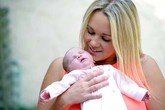 Kỳ lạ bé gái sinh ra đã có 2 chiếc răng cửa Kỳ lạ bé gái sinh ra đã có 2 chiếc răng cửa